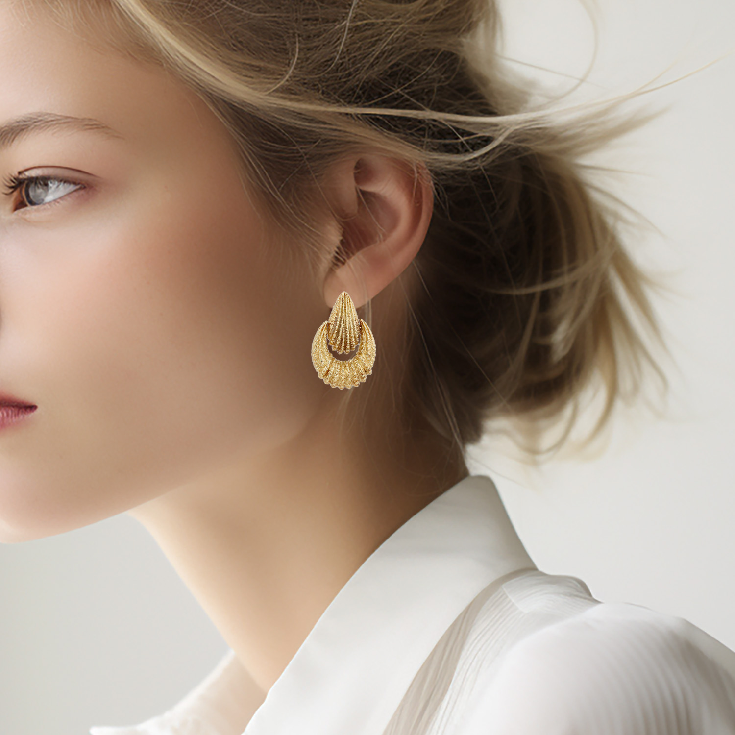 D1-van-cleef-arpels-1970-s-earrings-in-yellow-gold